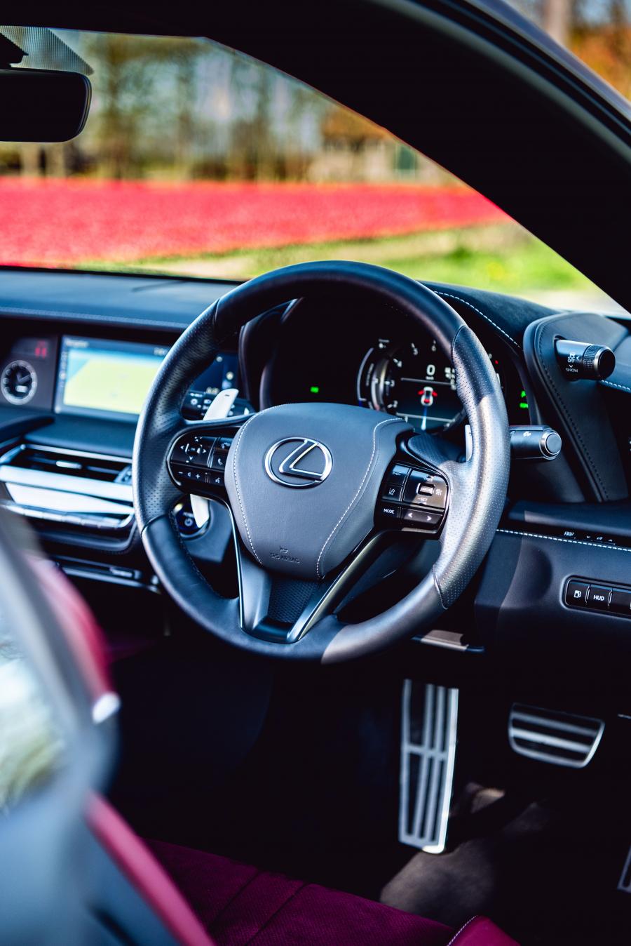 Панель приборов Lexus LC500h 2017 года  (UK) (фото 33 из 41)